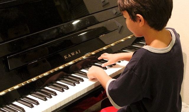 Enfant jouant du piano